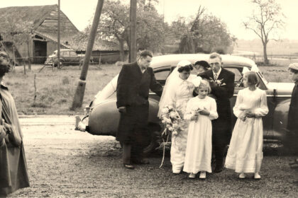 Huwelijk van Jan Truijen en Truus Nies van Doemes Graadje in de noodkerk 1952