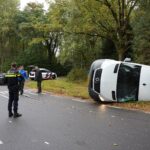 Auto en pakketbus botsen op kruising Diesterbaan