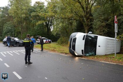 Auto en pakketbus botsen op kruising Diesterbaan