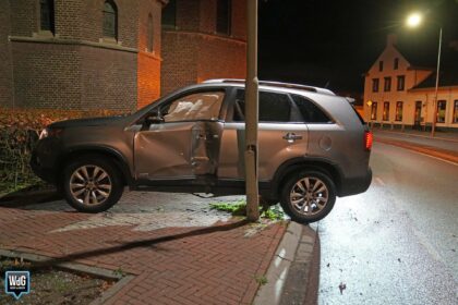 Auto botst tegen lantaarnpaal in Stramproy