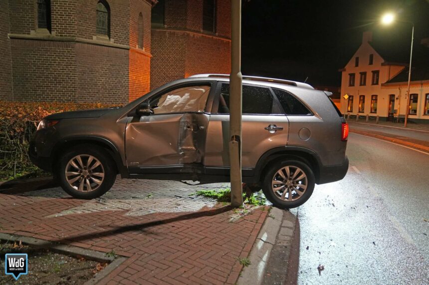 Auto botst tegen lantaarnpaal in Stramproy