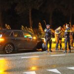 Bestuurder mist bocht en ramt verkeersborden