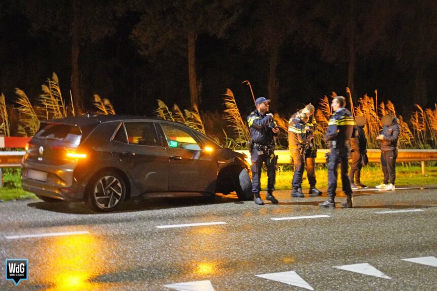 Bestuurder mist bocht en ramt verkeersborden