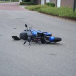 Auto en scooter botsen op Heuvelweg