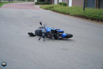 Auto en scooter botsen op Heuvelweg