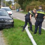 Auto botst tegen lantaarnpaal op Maaseikerweg