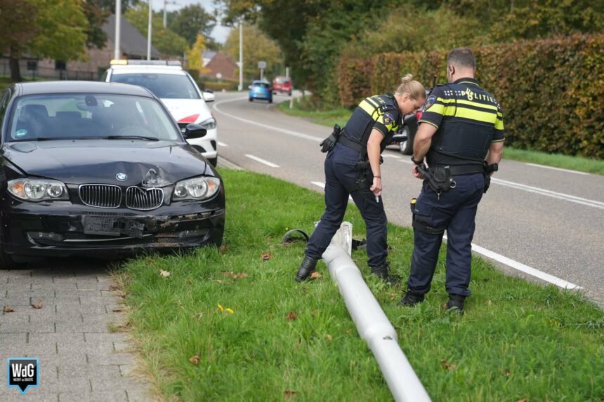 Auto botst tegen lantaarnpaal op Maaseikerweg