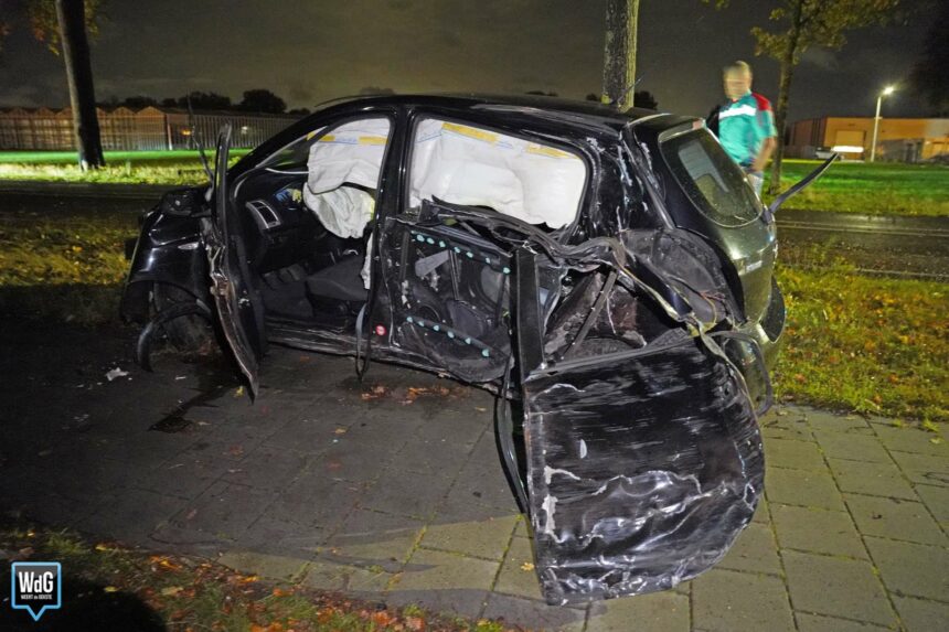 Auto zwaar beschadigd bij ongeval op Roermondseweg