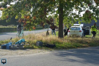 Auto en fietsster botsen bij Y-splitsing in Budel