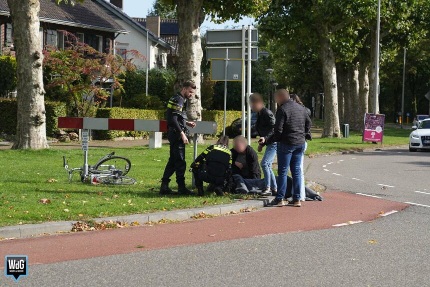 Auto en fietser botsen op Sint Maartenslaan