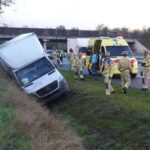 Bakwagen belandt in greppel naast A2 in Weert