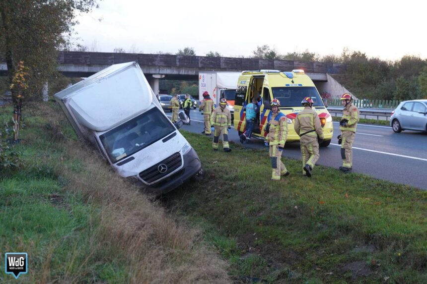 Bakwagen belandt in greppel naast A2 in Weert