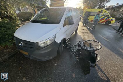 Vrouw met rolstoel-handbik in botsing met bestelbus in Maarheeze