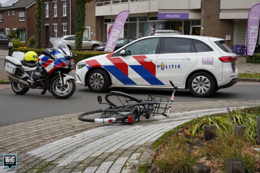 Fietsster gewond na aanrijding op rotonde Roermondseweg