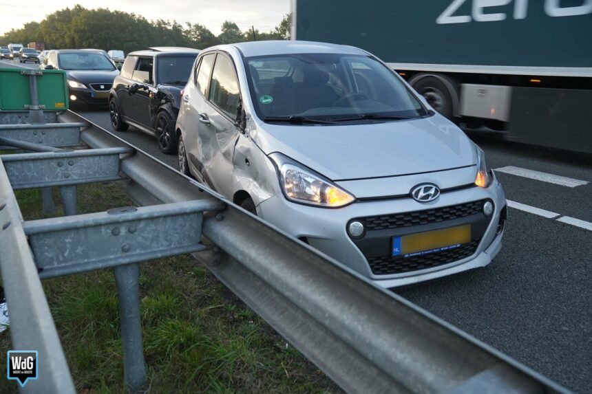 Auto's botsen op snelweg A2 bij Budel