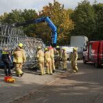 Man klem na val van metalen glasblok op Doctor Schaepmanstraat