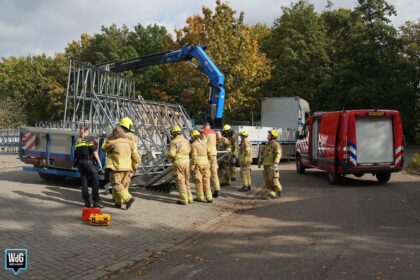 Man klem na val van metalen glasblok op Doctor Schaepmanstraat