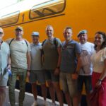 Veteranen uit Weert met witte anjer op weg naar Den Haag