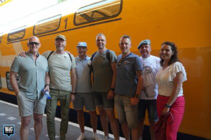 Veteranen uit Weert met witte anjer op weg naar Den Haag