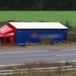 Vrachtwagen belandt in greppel naast A2