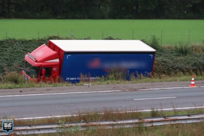 Vrachtwagen belandt in greppel naast A2