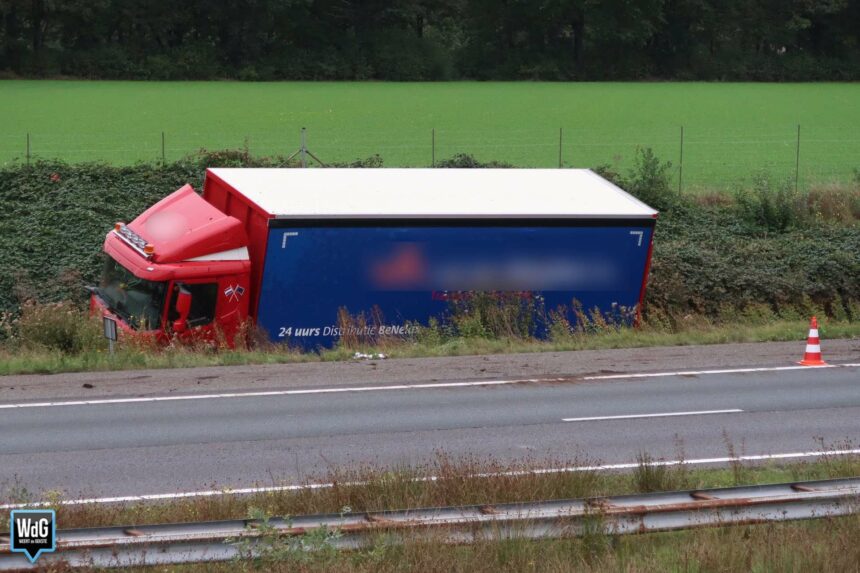 Vrachtwagen belandt in greppel naast A2