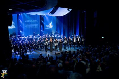 Mensen genieten van 100 jaar Weerter Vastelaovendj-muziek