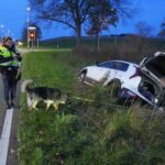 Auto belandt in sloot naast Ringbaan-Noord bij Laar