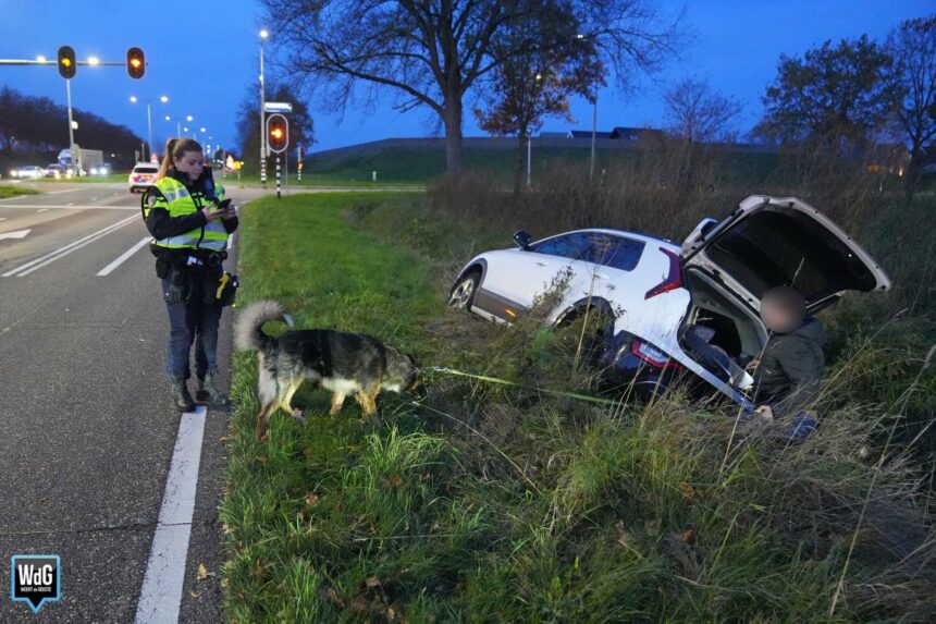 Auto belandt in sloot naast Ringbaan-Noord bij Laar