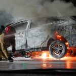 Auto in lichterlaaie op Eindhovenseweg