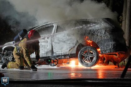 Auto in lichterlaaie op Eindhovenseweg