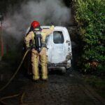 Bestelauto in brand op oprit van woning in Soerendonk