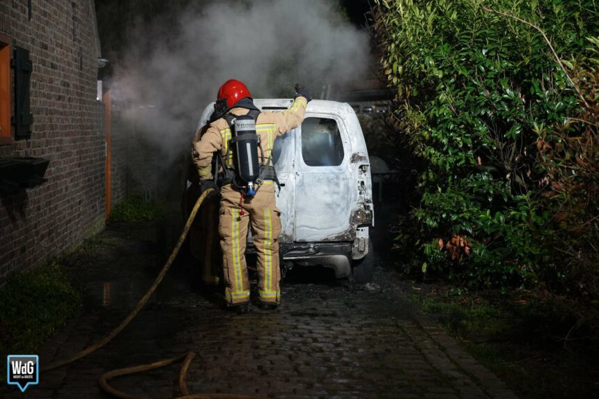 Bestelauto in brand op oprit van woning in Soerendonk