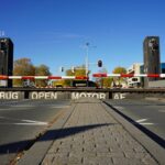 Binnenvaartschip botst tegen Stadsbrug in Weert