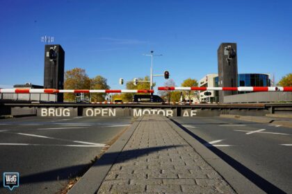 Binnenvaartschip botst tegen Stadsbrug in Weert