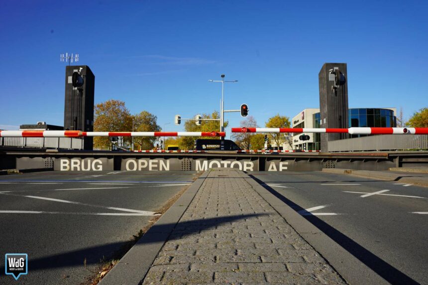 Binnenvaartschip botst tegen Stadsbrug in Weert