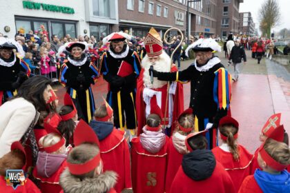 Sint aangekomen in Weert ondanks defecte stadsbrug