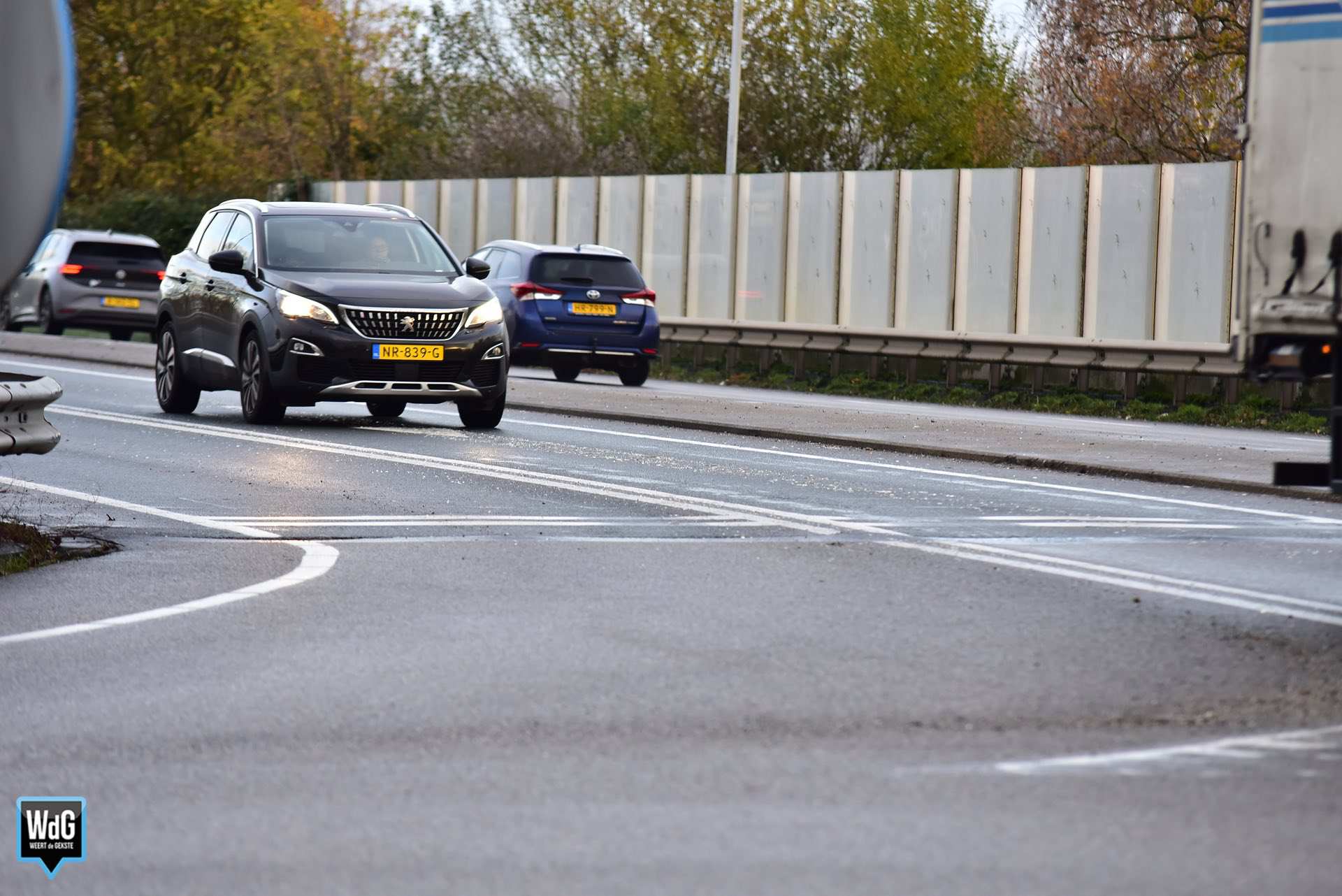 Randweg Zuid (N275) in Nederweert bezaaid met glasscherven