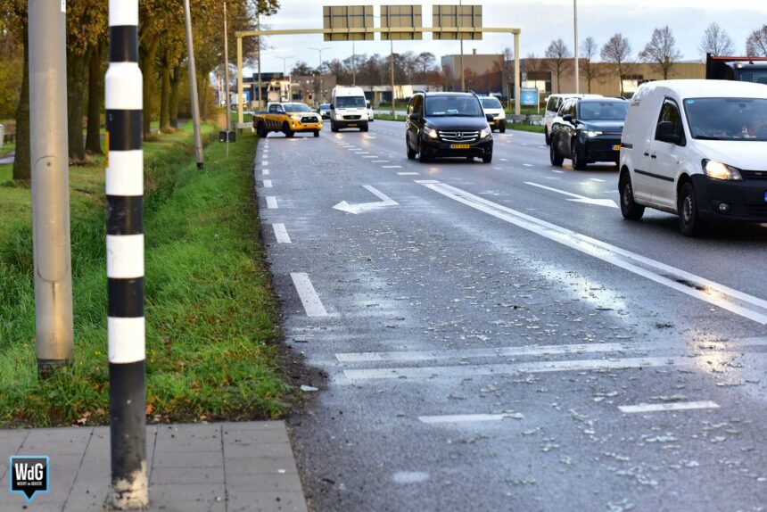 Randweg Zuid (N275) in Nederweert bezaaid met glasscherven