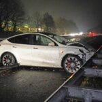 Auto tegen vangrail op A2 bij Maarheeze