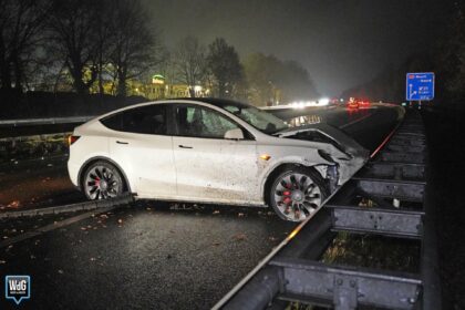 Auto tegen vangrail op A2 bij Maarheeze