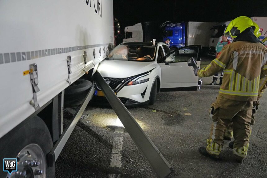 Auto botst met twee vrachtwagens op parkeerplaats A2 na remprobleem