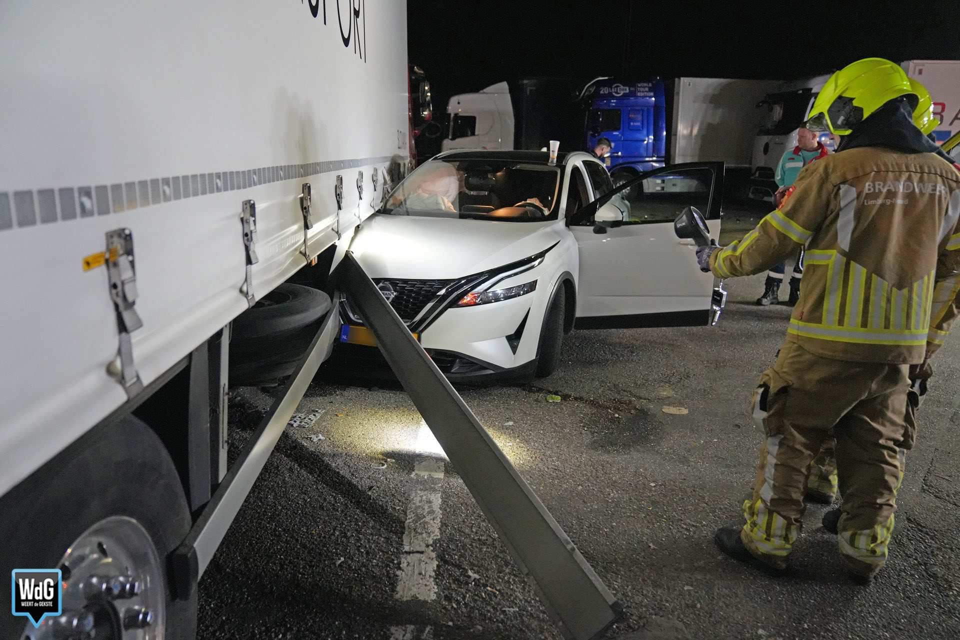 Auto botst met twee vrachtwagens op parkeerplaats A2 na remprobleem