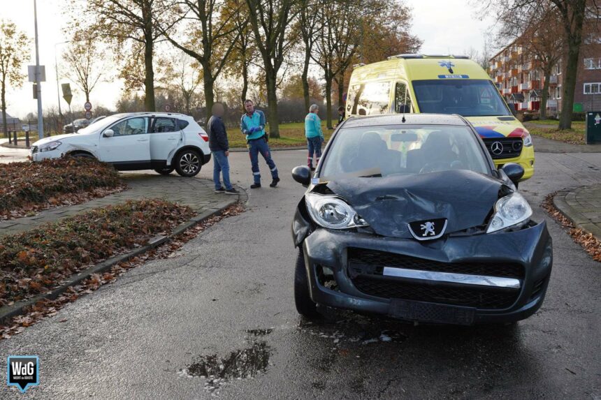 Twee auto's botsen op kruising Johan Willem Frisolaan