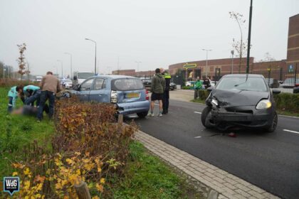 Twee auto’s botsen en raken voetgangster in Budel