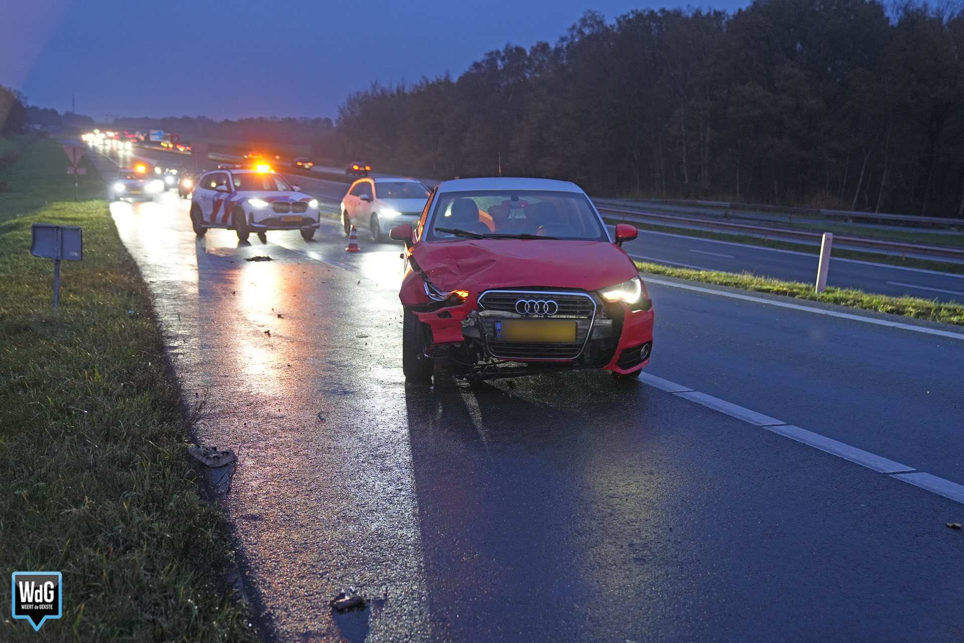 Kop-staartbotsing op afrit A2 bij Weert