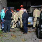 Auto met bestuurster klem op oprit van woning in Budel