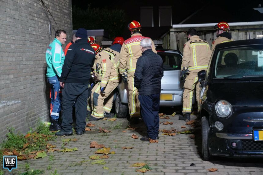 Auto met bestuurster klem op oprit van woning in Budel
