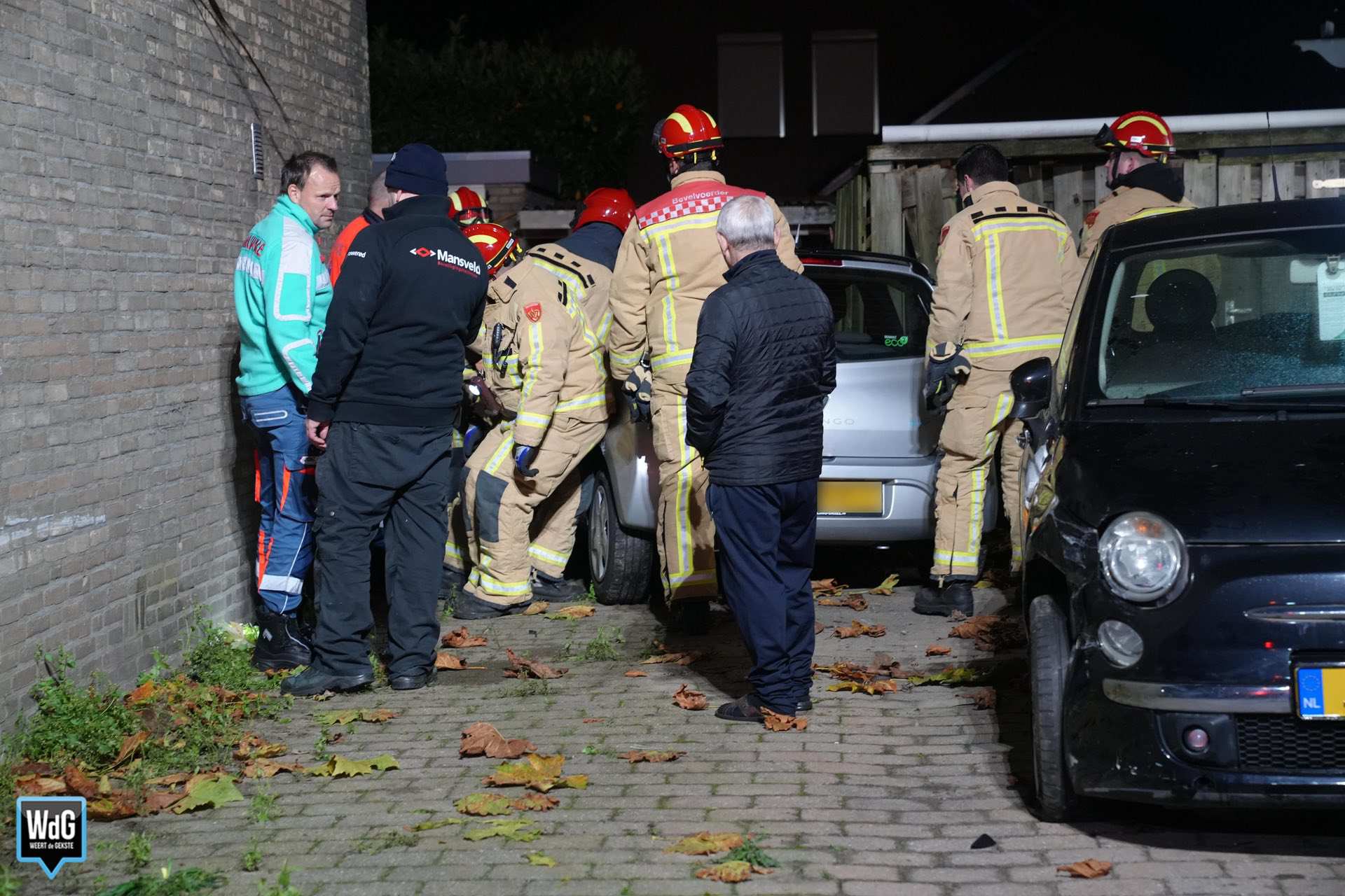 Auto klem op oprit van woning in Budel