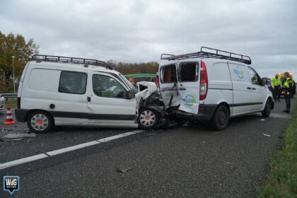 Kop-staartbotsing met drie voertuigen op A2 bij Weert